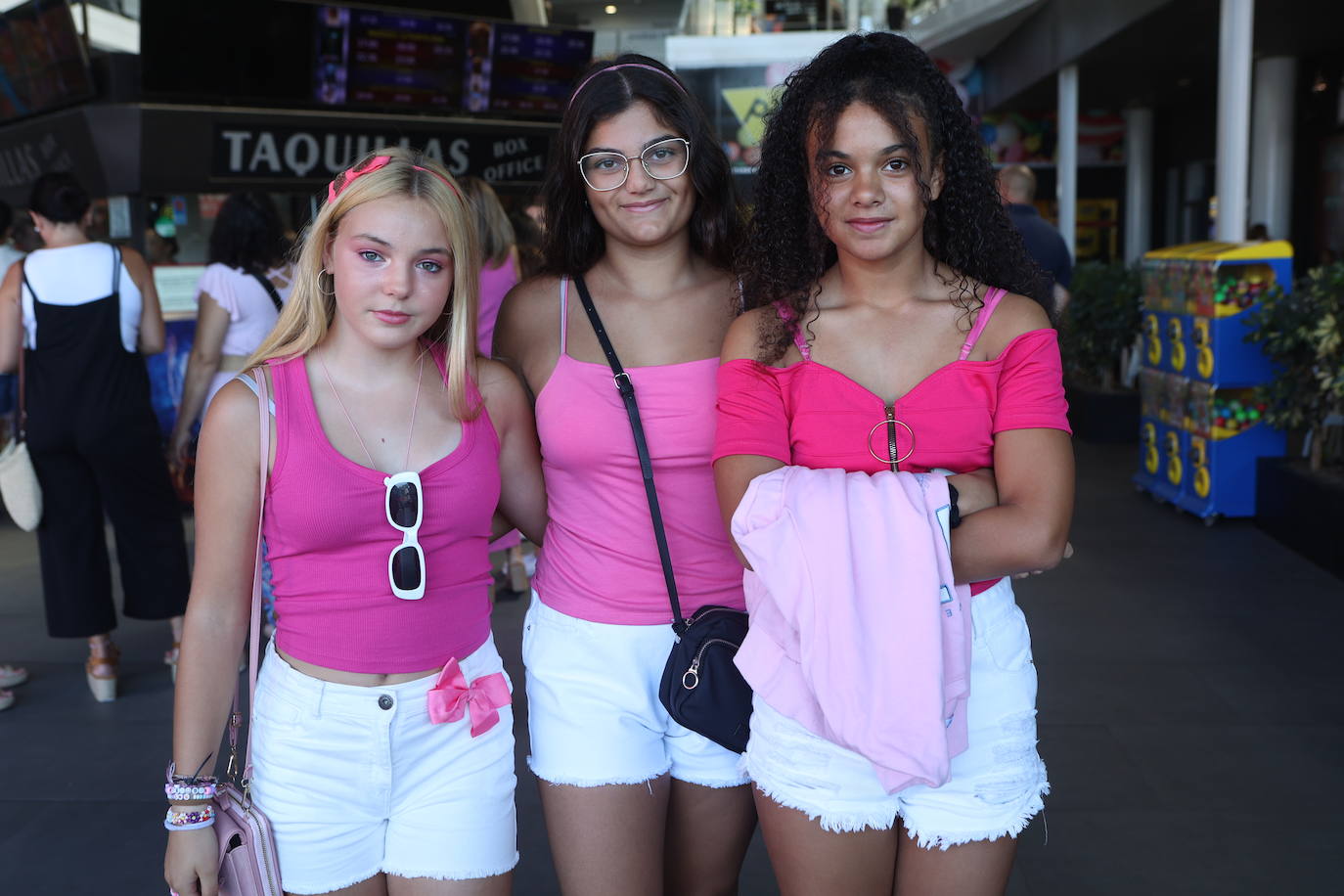 FOTOS: Barbie enamora al público y tiñe los cines de Cádiz de rosa