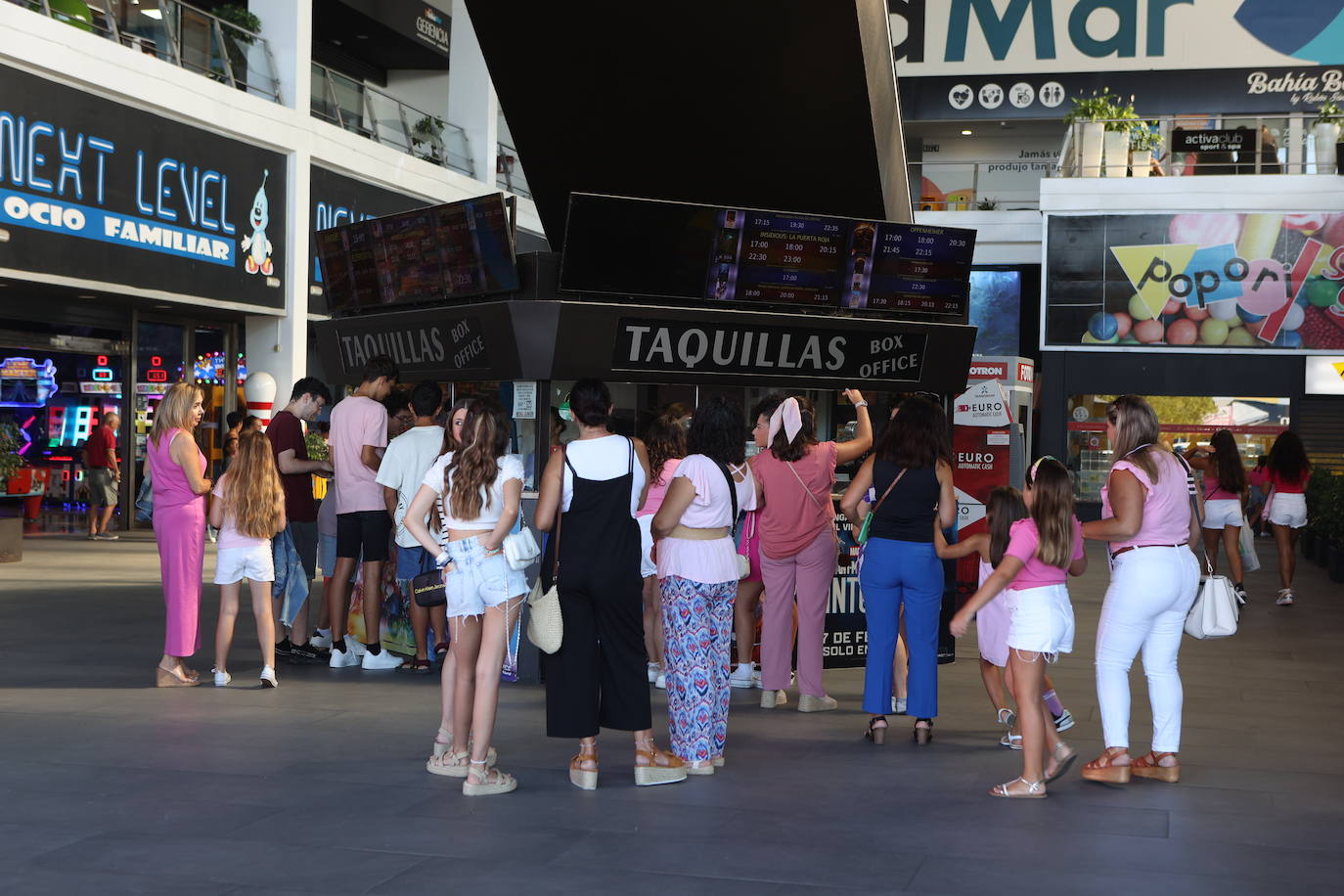 FOTOS: Barbie enamora al público y tiñe los cines de Cádiz de rosa