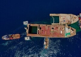 Gibraltar termina de retirar los restos del OS 35, hundido en agosto de 2022