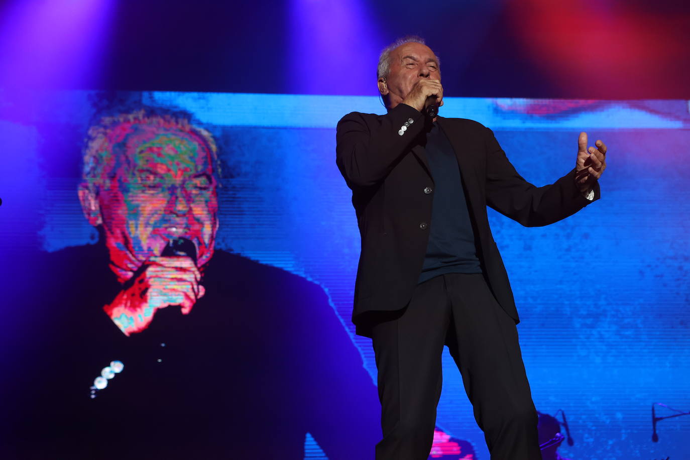 Fotos: Víctor Manuel hace latir Chiclana con recuerdos de una vida