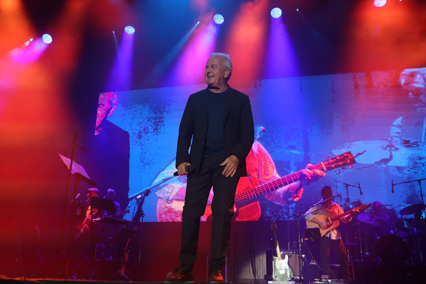 Fotos: Víctor Manuel hace latir Chiclana con recuerdos de una vida