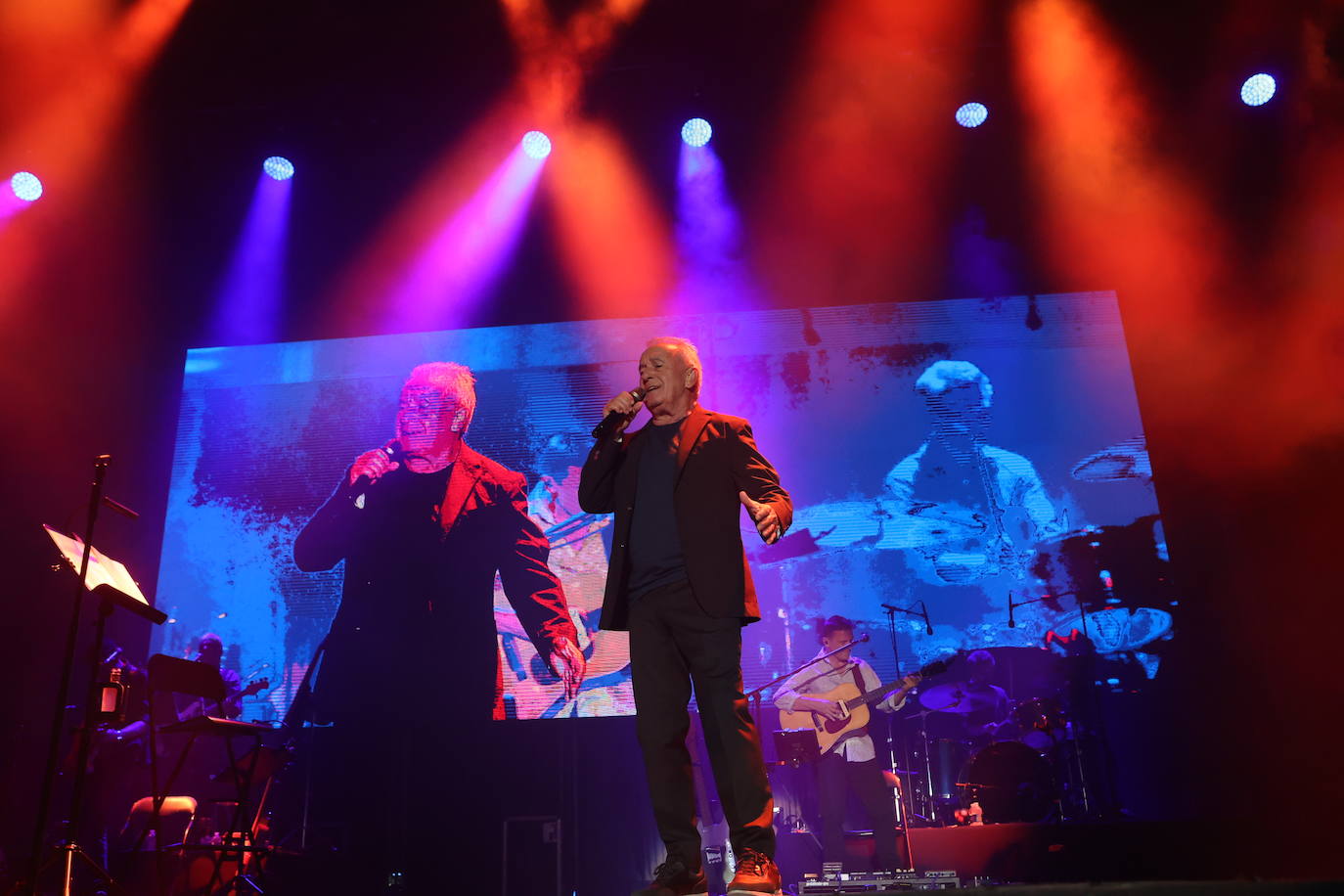 Fotos: Víctor Manuel hace latir Chiclana con recuerdos de una vida