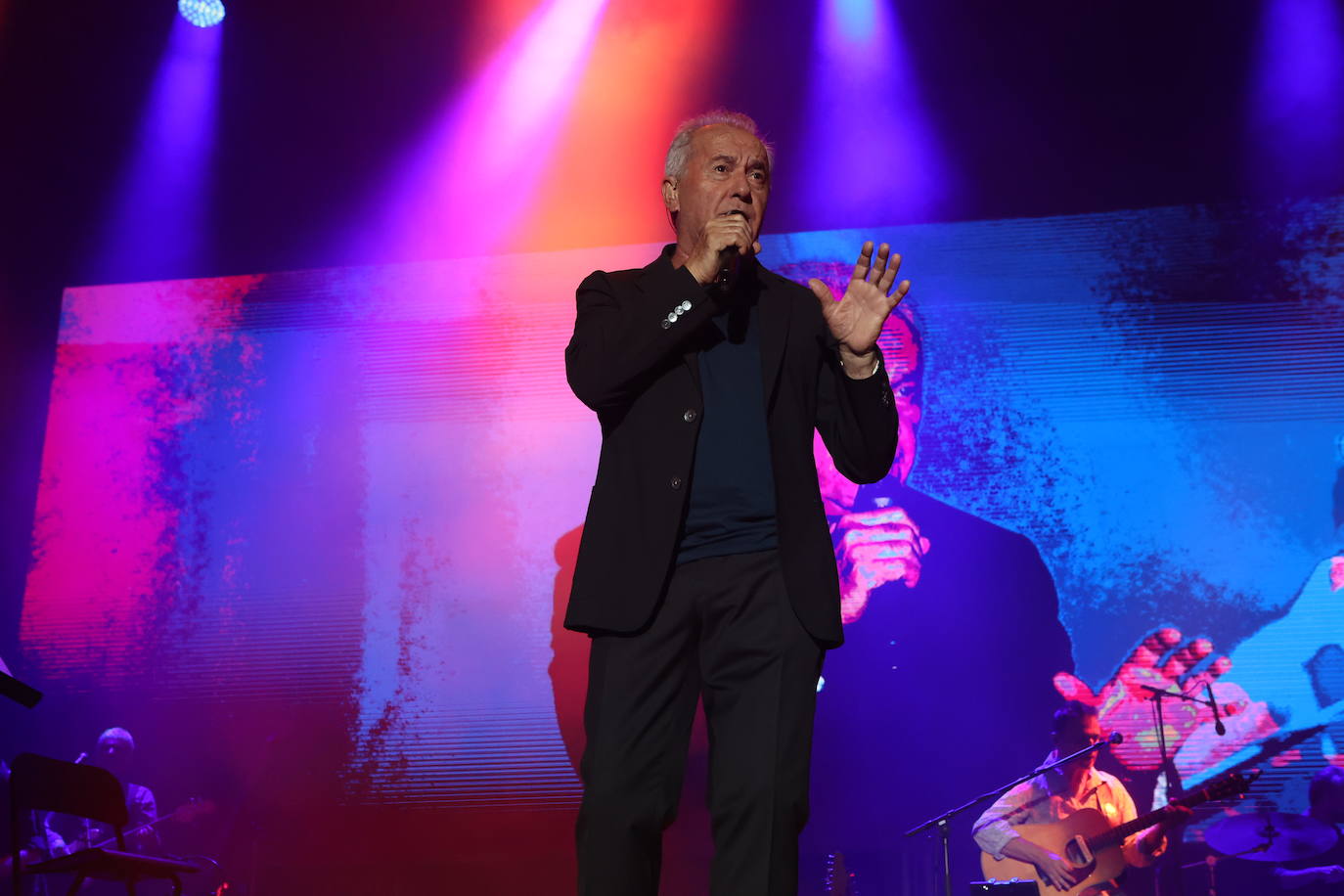 Fotos: Víctor Manuel hace latir Chiclana con recuerdos de una vida