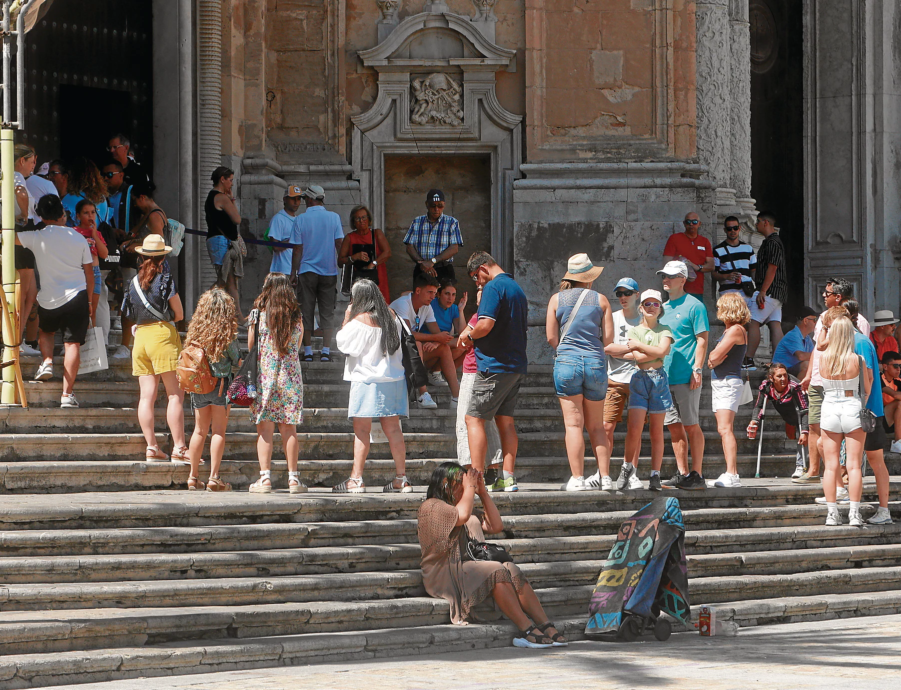 Los turistas visitan la Catedral de Cádiz.