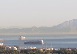 Ecologistas alertan de una «nube tóxica» en el Estrecho de Gibraltar procedente de buques
