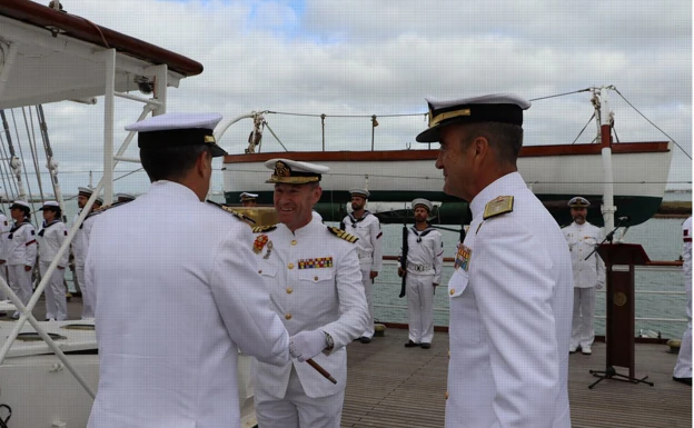 El anterior comandante del Elcano entrega el bastón de mando al nuevo comandante durante la ceremonia celebrada en la Base Naval de La Carraca.