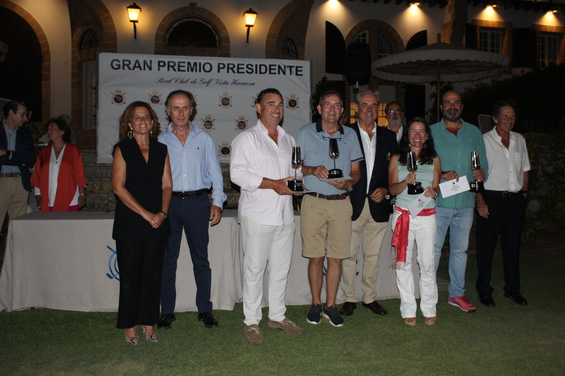 Marina Osborne y José Manuel Domecq con el 1º equipo clasificado scratch