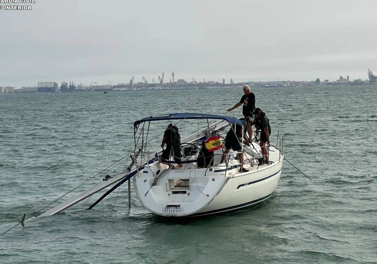 La Guardia Civil auxilia en El Puerto a un velero sin gobierno que se dirigía directamente a la zona de rocas