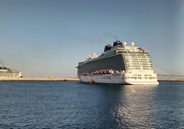 Un crucerista enfermo retrasa la partida del 'Britannia' de Cádiz