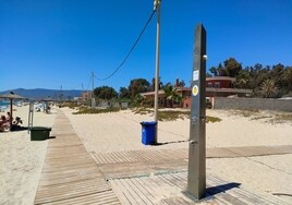 Retiran las duchas de la playa de Los Barrios por el «despilfarro» de agua