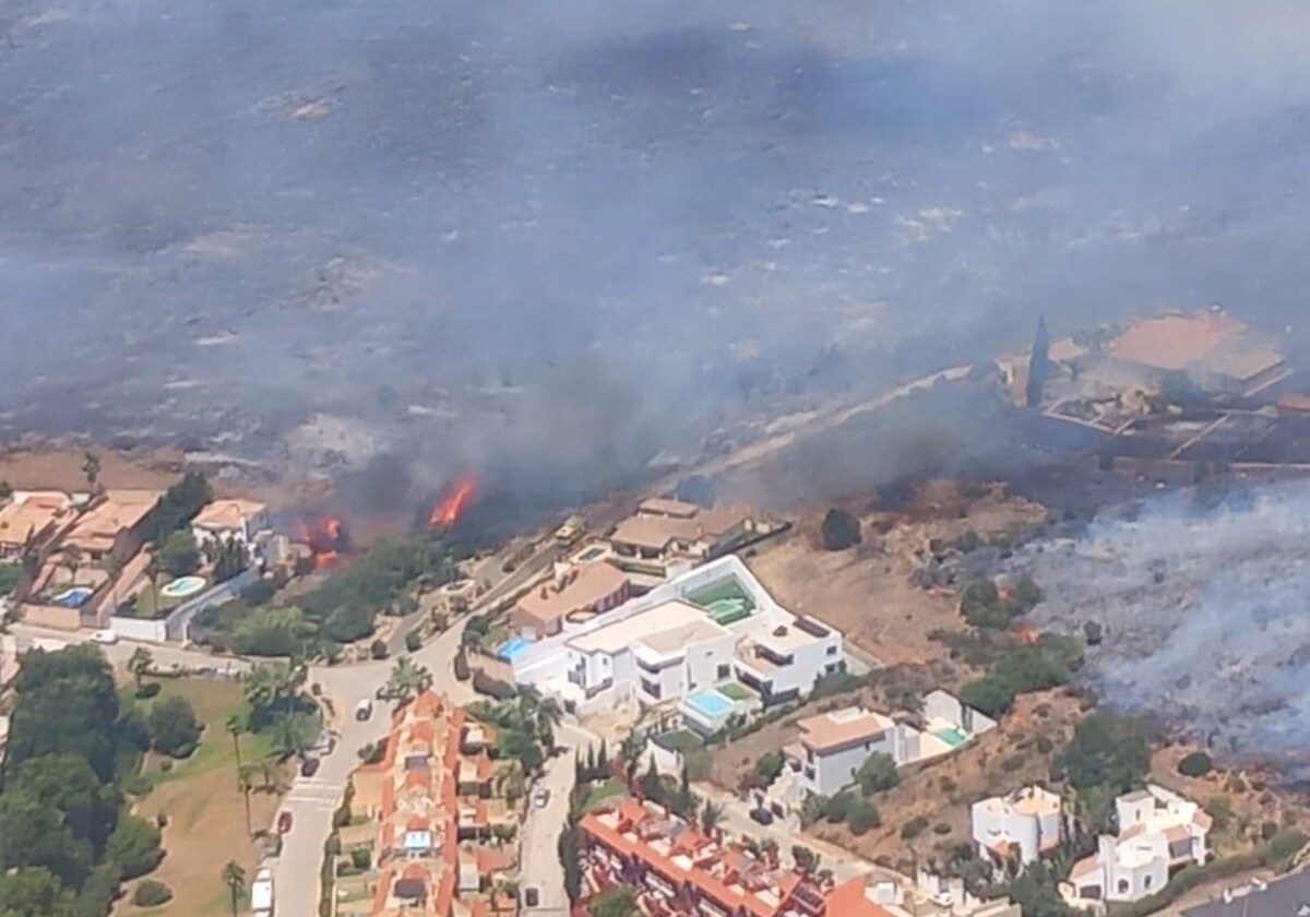 Sin medios aéreos del Infoca en el incendio urbano de La Línea, que ha quemado 150 hectáreas