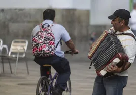 Cádiz analizará la ordenanza que regula la música callejera para atender las demandas del colectivo que pide usar amplificadores