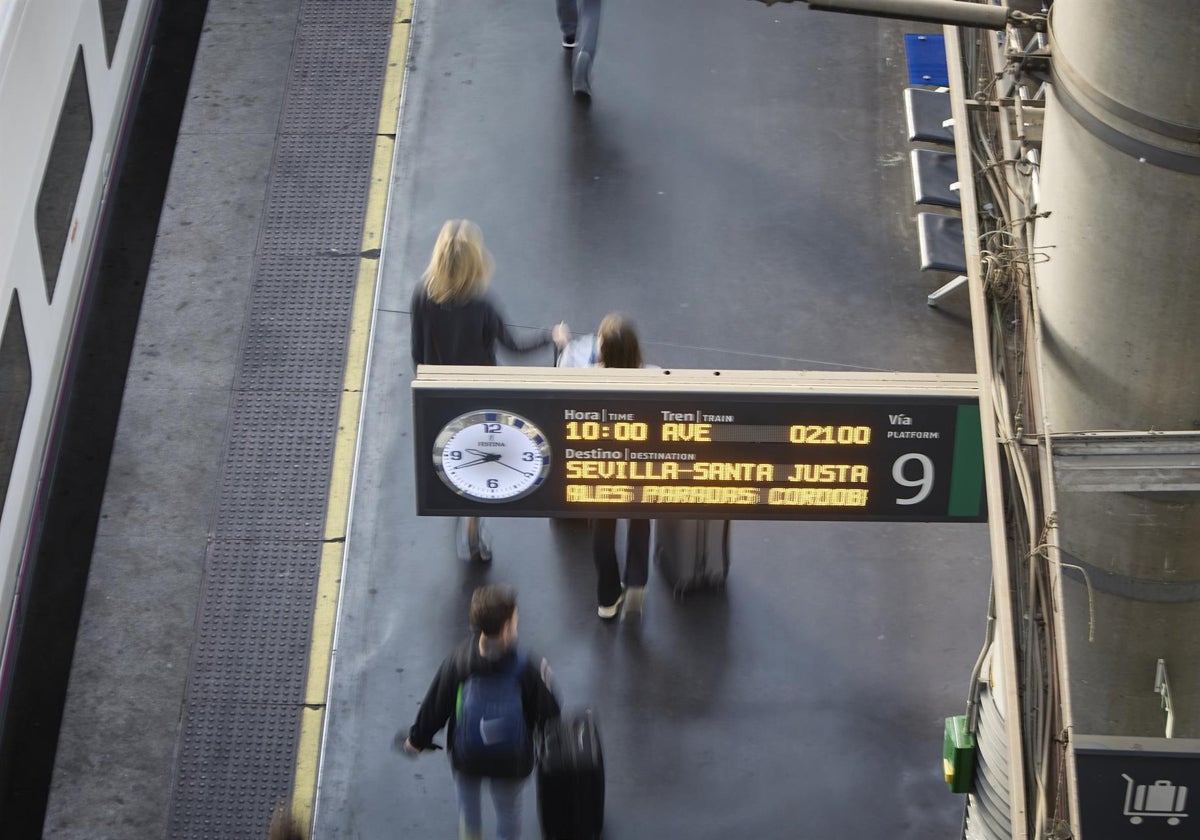 Varias personas en un andén para coger el tren