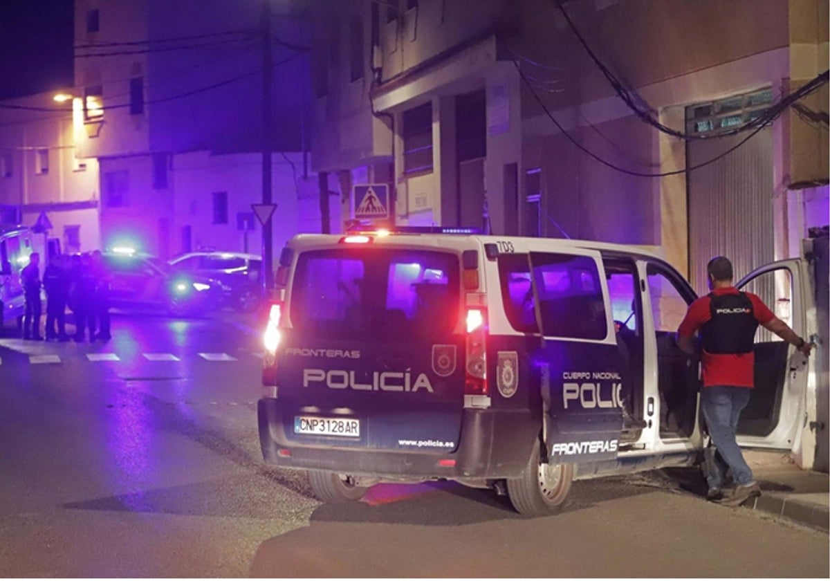 Los efectivos policiales que acudieron al lugar de los hechos..