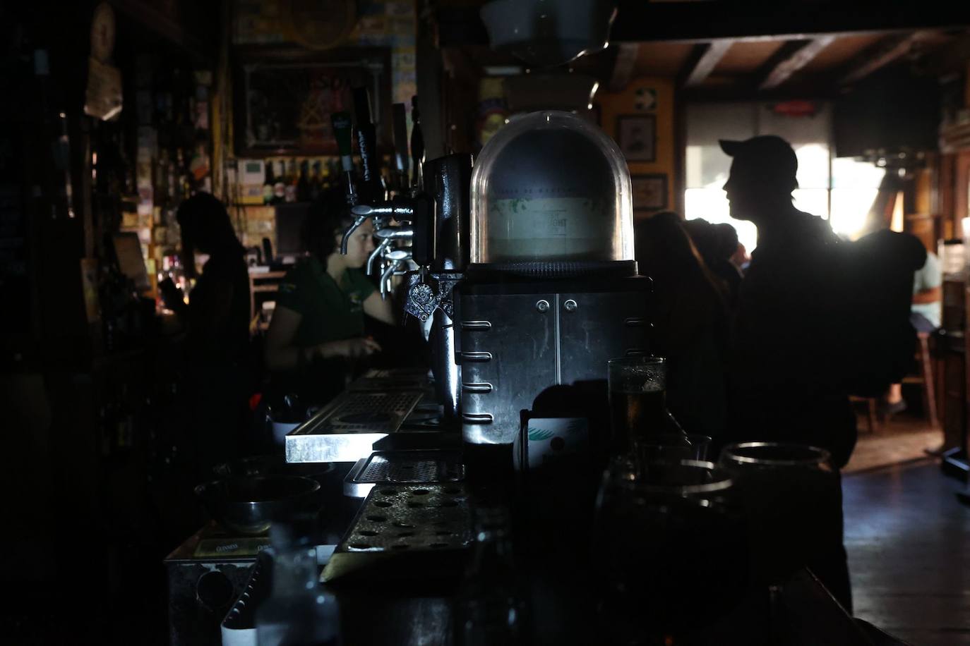 Apagón: Cádiz se queda sin luz durante más de una hora con perjuicios para la hostelería y los hogares