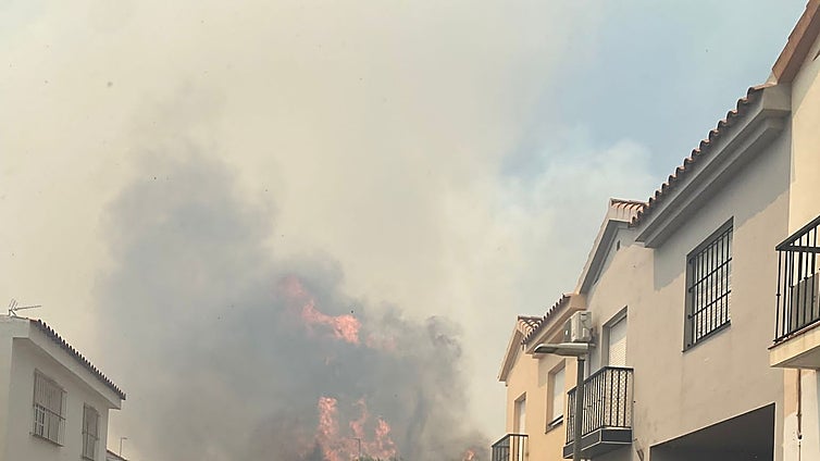 Un gran incendio amenaza el parque de Las Canteras de Puerto Real, Cádiz, y cientos de viviendas