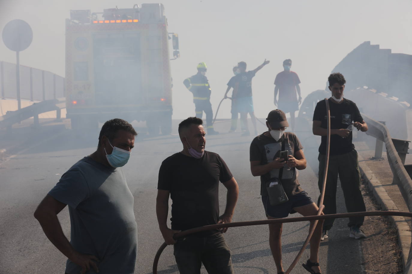 Fotos: la lucha de los vecinos de Puerto Real contra el incendio