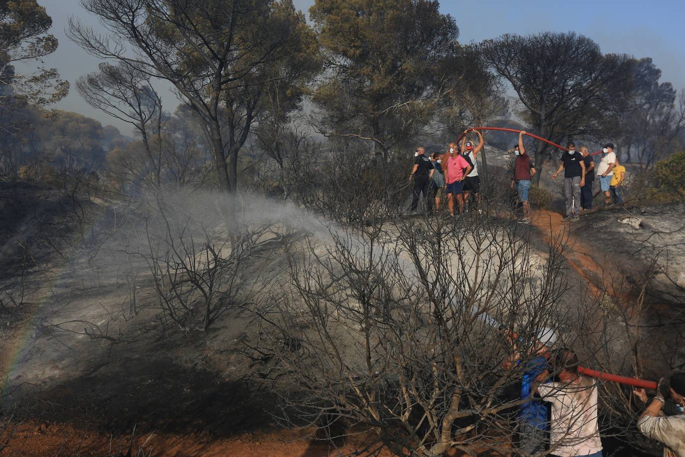 Fotos: la lucha de los vecinos de Puerto Real contra el incendio