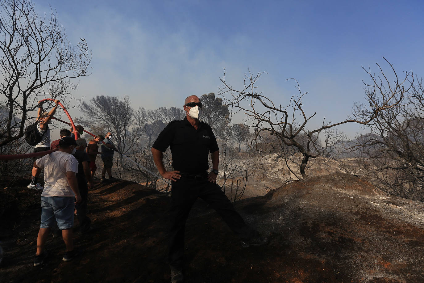 Fotos: la lucha de los vecinos de Puerto Real contra el incendio