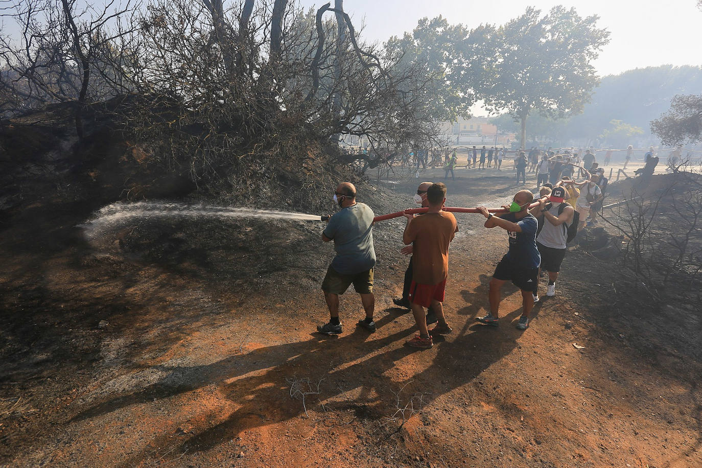 Fotos: la lucha de los vecinos de Puerto Real contra el incendio