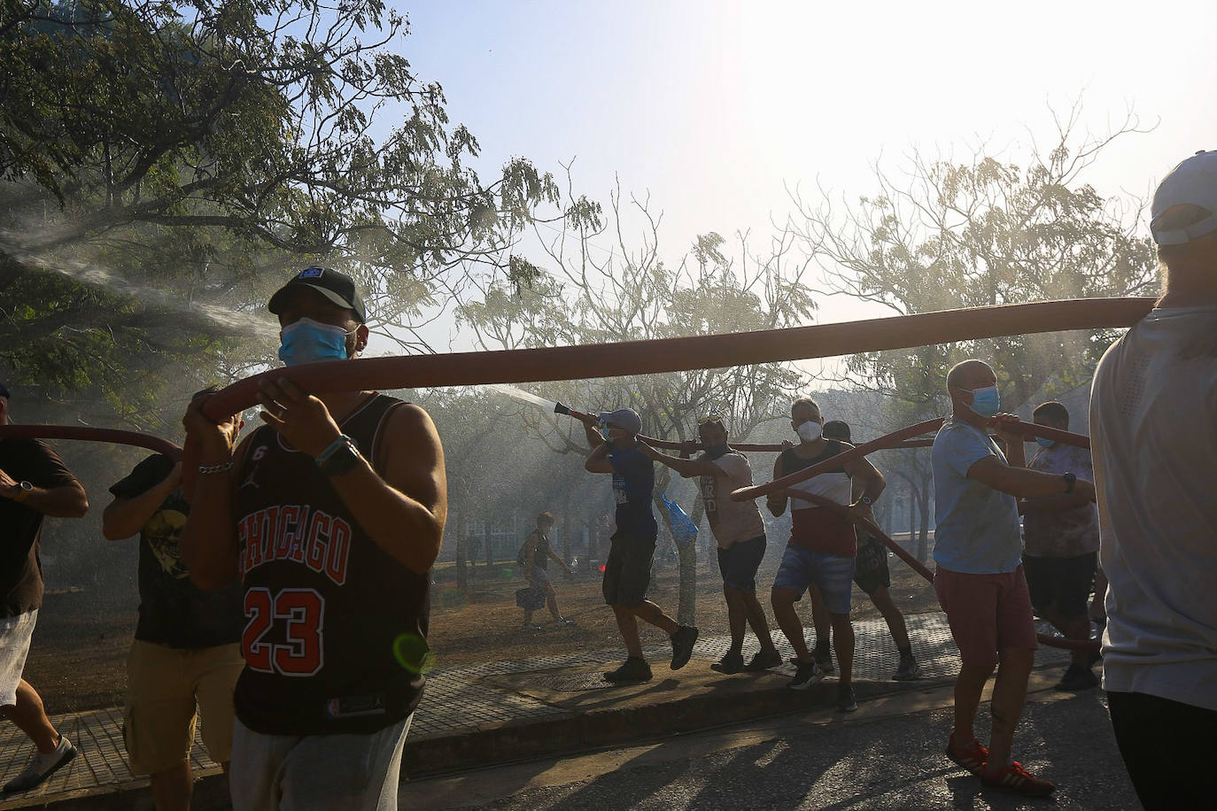 Fotos: la lucha de los vecinos de Puerto Real contra el incendio