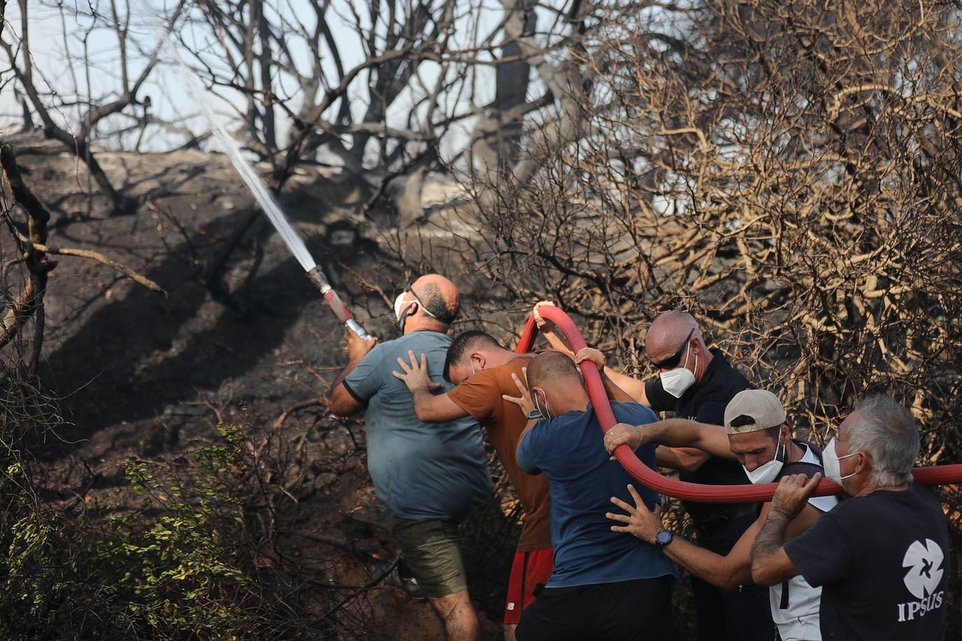 Fotos: la lucha de los vecinos de Puerto Real contra el incendio