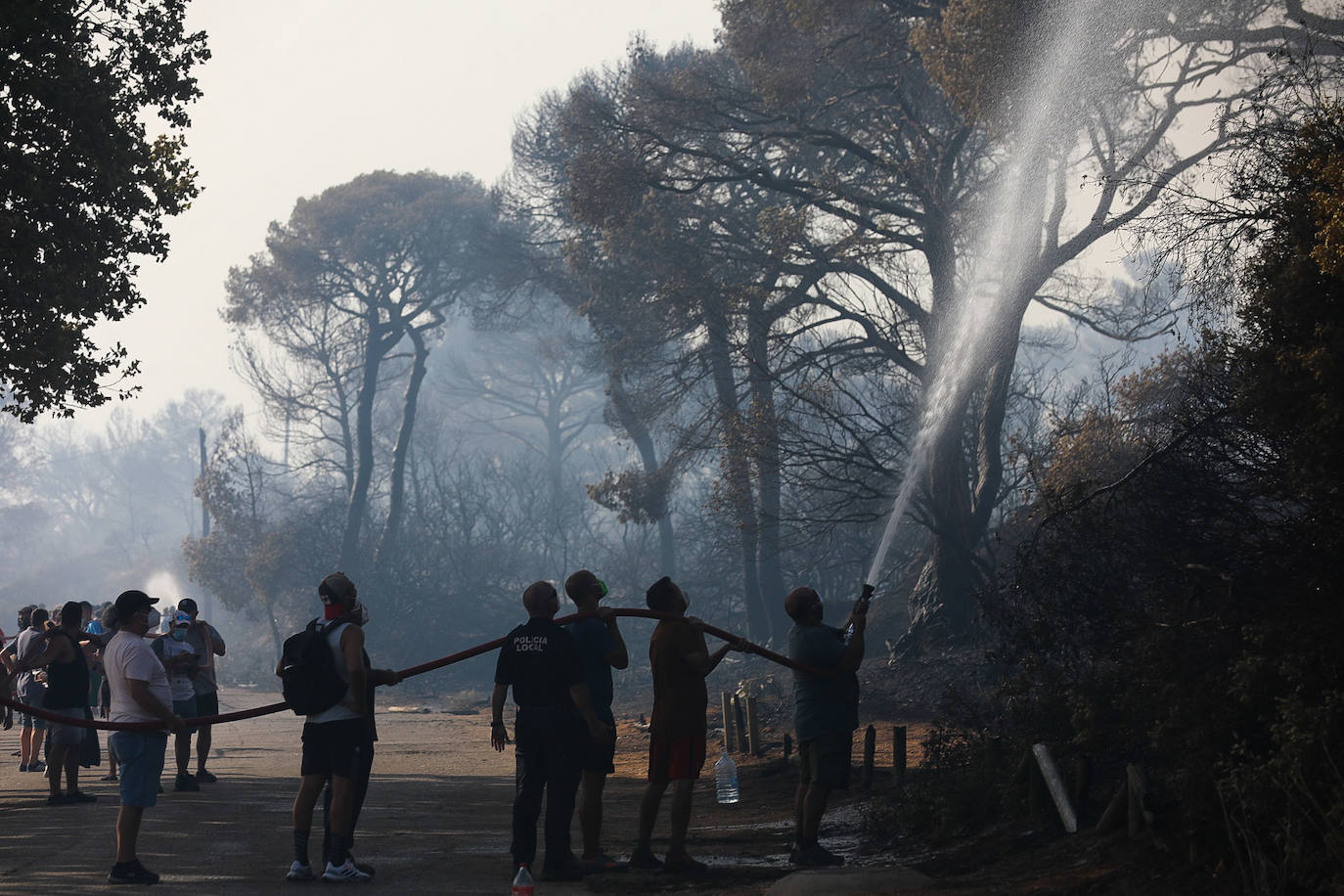 Fotos: la lucha de los vecinos de Puerto Real contra el incendio