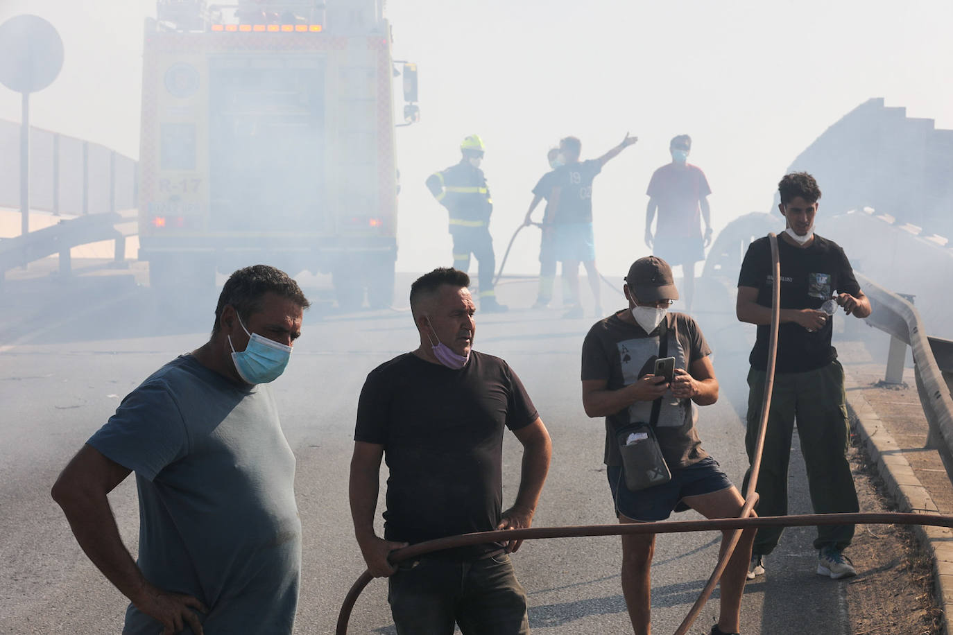 Fotos: la lucha de los vecinos de Puerto Real contra el incendio