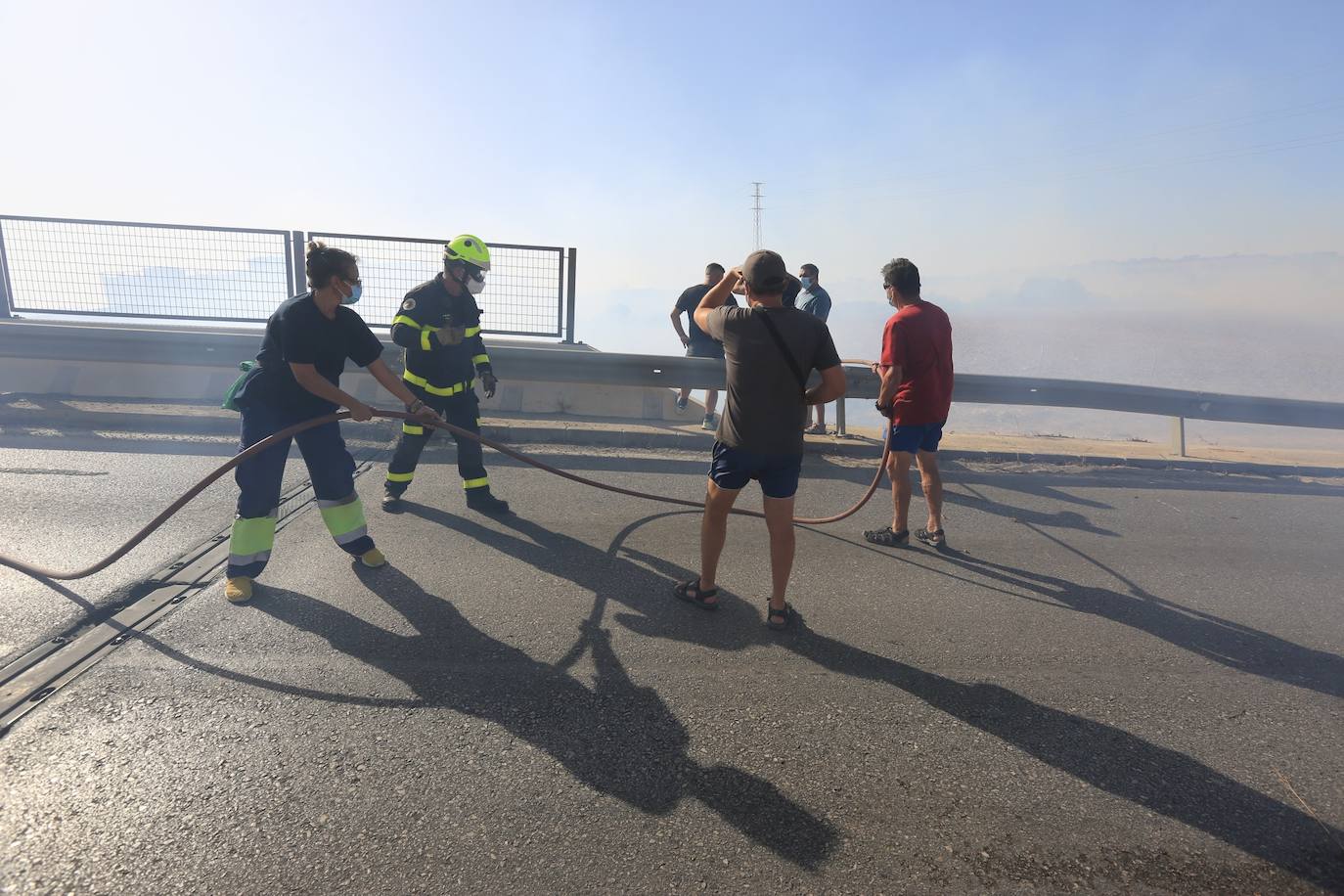 Fotos: la lucha de los vecinos de Puerto Real contra el incendio