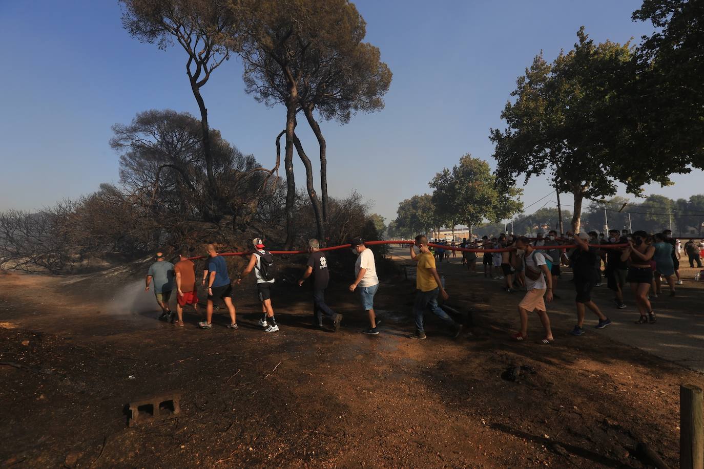 Fotos: la lucha de los vecinos de Puerto Real contra el incendio