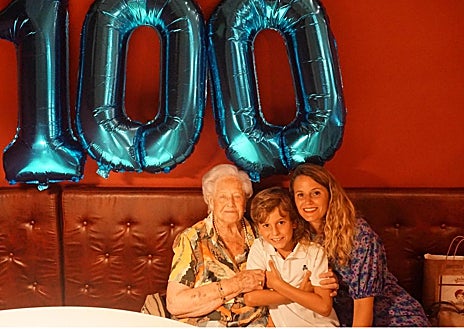 Imagen secundaria 1 - Pilar Alonso, cien años de dedicación a los demás