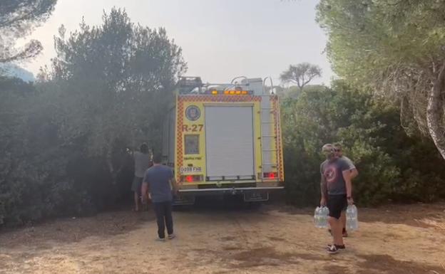 Un nuevo conato de incendio obliga reforzar las labores de refresco en Las Canteras, Puerto Real