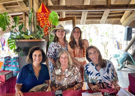 Imagen secundaria 1 - En la primera foto, Belen Morenés, Paloma Garnica, María Moreno y la embajadora de la India Poonam Patnaik. En la segunda, Belen Morenés, Mercedes Carvajal, Maria Morales Arce, Marta Lobo y Maria Moreno. En la tercera, María Moreno, presidenta de la Fundación Esperanza y Alegría