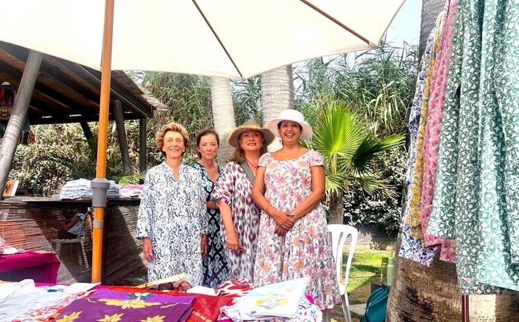 Imagen principal - En la primera foto, Belen Morenés, Paloma Garnica, María Moreno y la embajadora de la India Poonam Patnaik. En la segunda, Belen Morenés, Mercedes Carvajal, Maria Morales Arce, Marta Lobo y Maria Moreno. En la tercera, María Moreno, presidenta de la Fundación Esperanza y Alegría