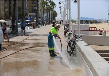 Cádiz recupera el brillo: 130 calles y 650 horas extra de limpieza en 45 días