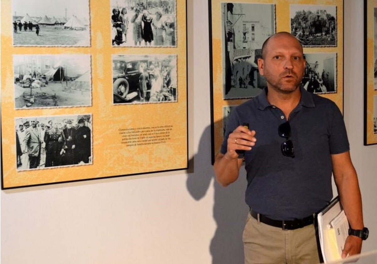 El comandante Campelo en la exposición permanente sobre la explosión que está en el Castillo de Santa Catalina.