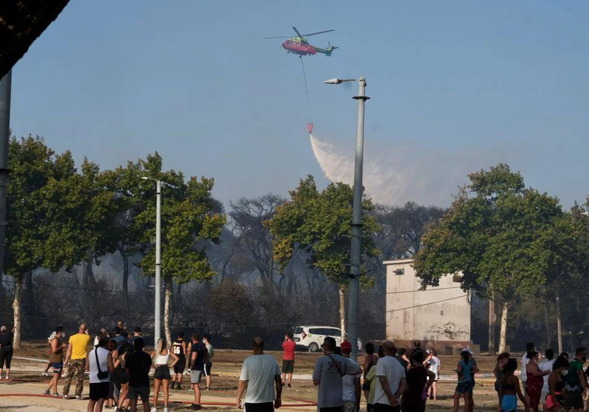 Un piloto de helicóptero relata cómo son las labores de extinción de un incendio