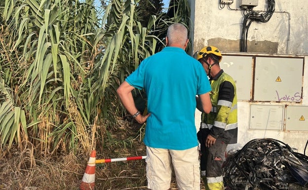 Parte de Tarifa se queda sin luz tras estallar en llamas un transformador eléctrico en la zona de Porros