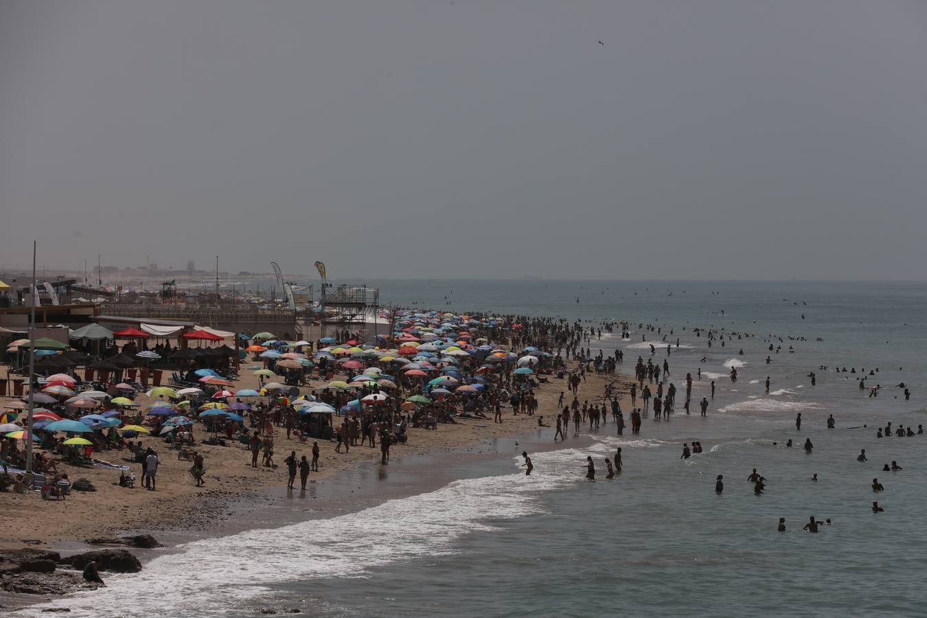 Fotos: Lleno en las playas de Cádiz en el puente del 15 de agosto