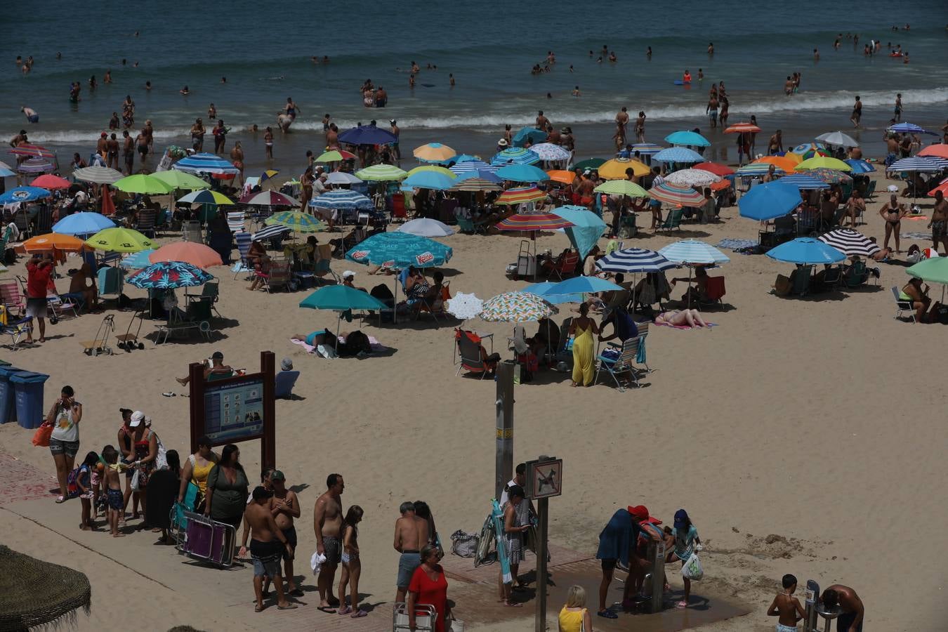 Fotos: Lleno en las playas de Cádiz en el puente del 15 de agosto