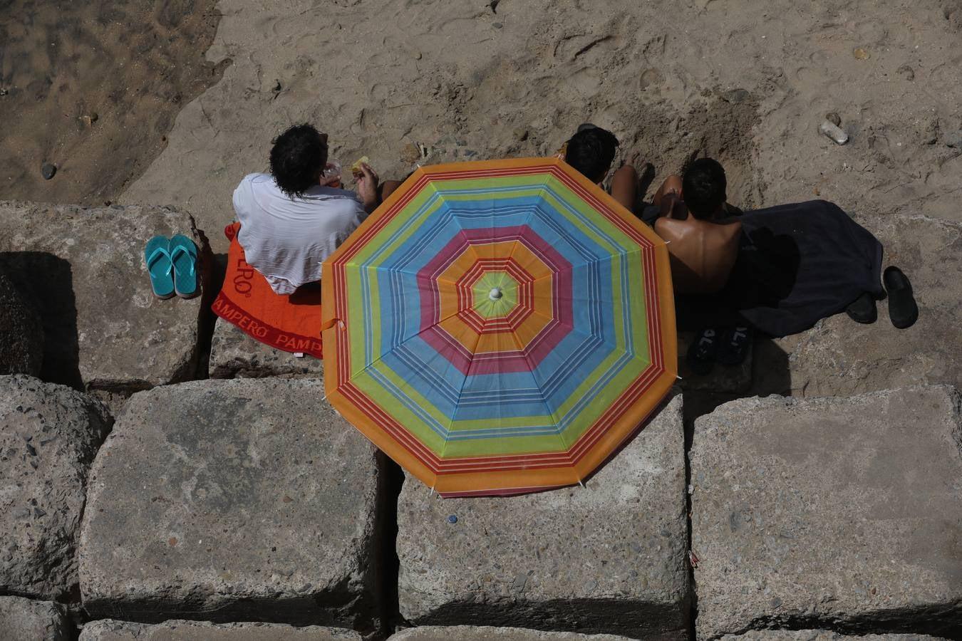 Fotos: Lleno en las playas de Cádiz en el puente del 15 de agosto