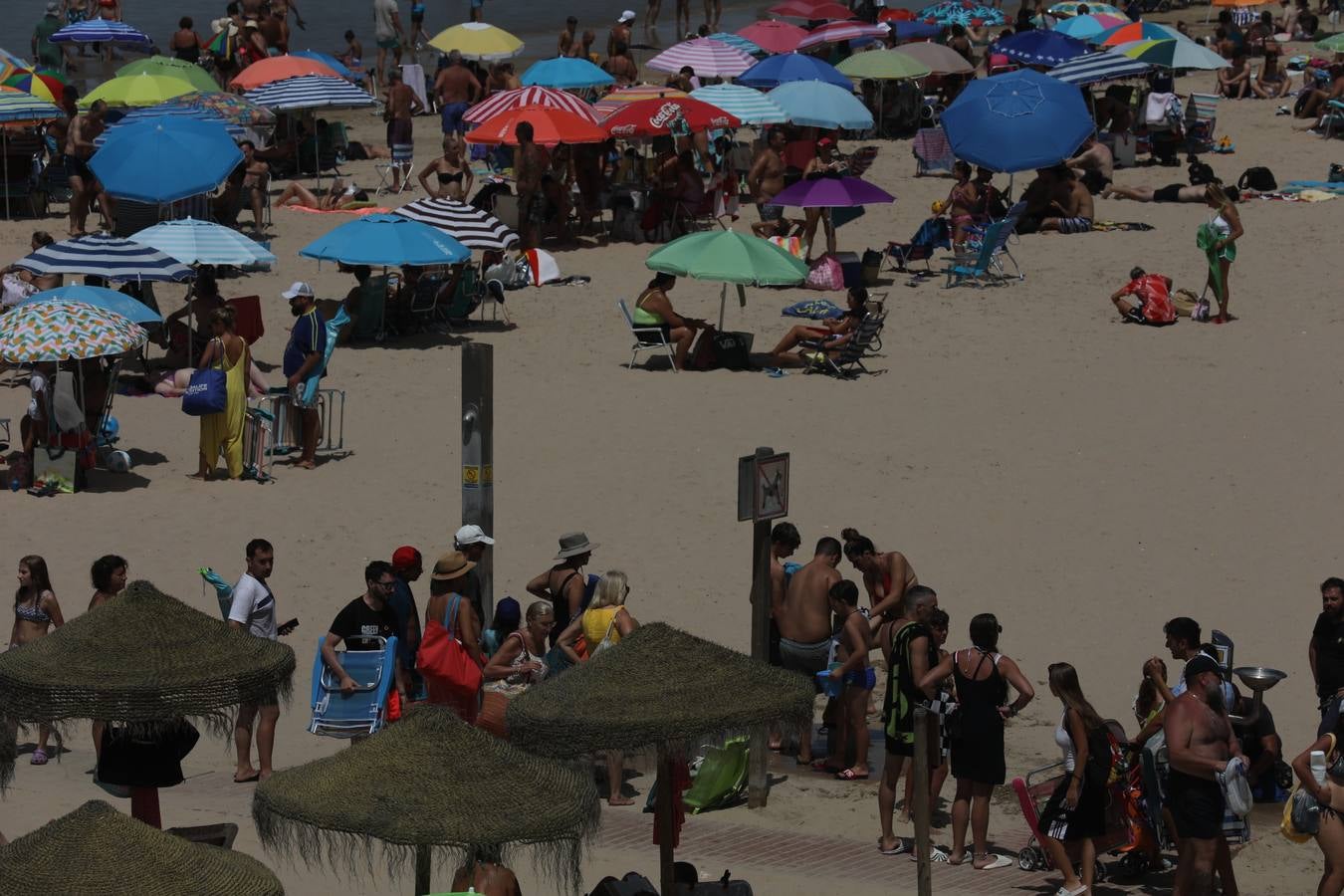 Fotos: Lleno en las playas de Cádiz en el puente del 15 de agosto