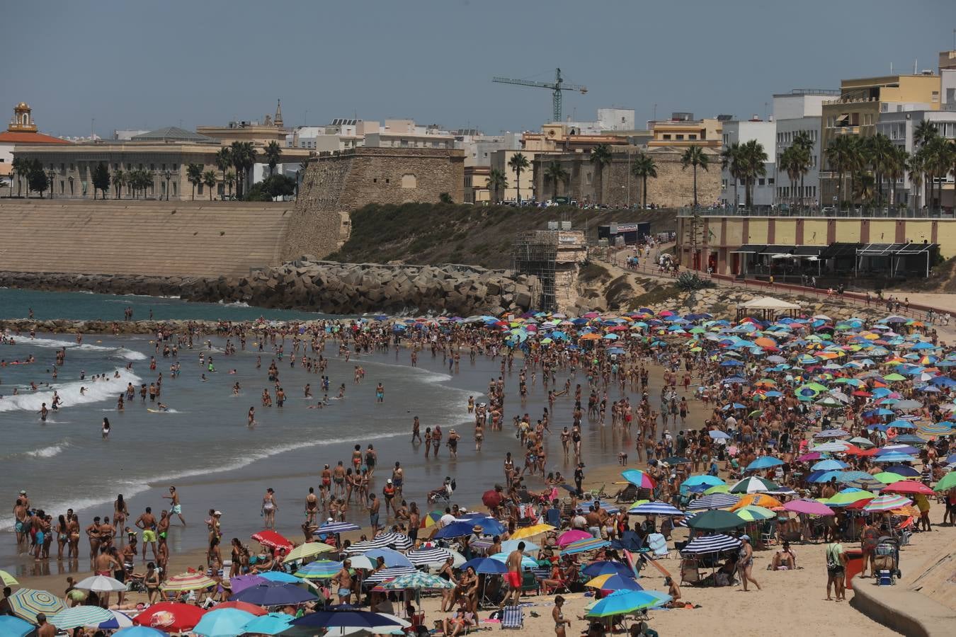Fotos: Lleno en las playas de Cádiz en el puente del 15 de agosto
