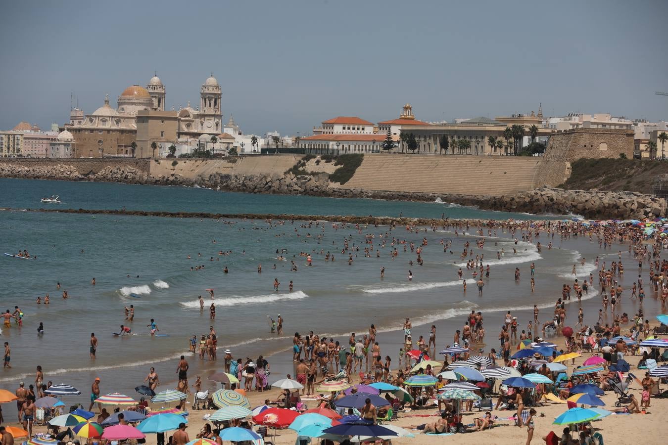 Fotos: Lleno en las playas de Cádiz en el puente del 15 de agosto