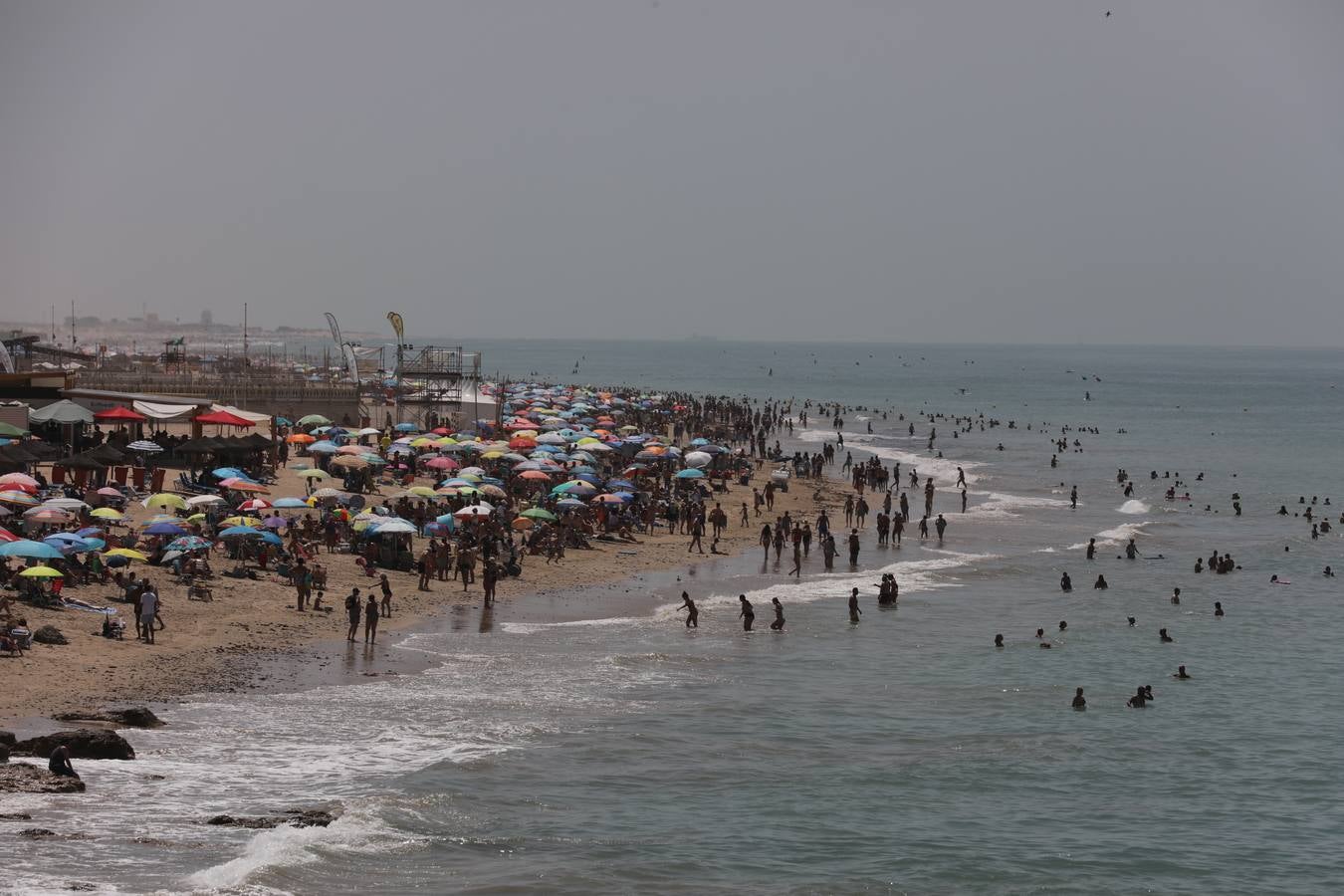 Fotos: Lleno en las playas de Cádiz en el puente del 15 de agosto