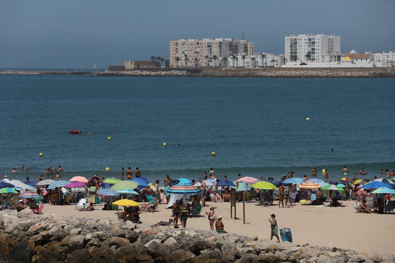Fotos: Lleno en las playas de Cádiz en el puente del 15 de agosto