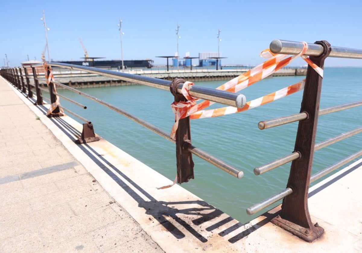 La barandilla del paseo de la Bahía, un evidente peligro