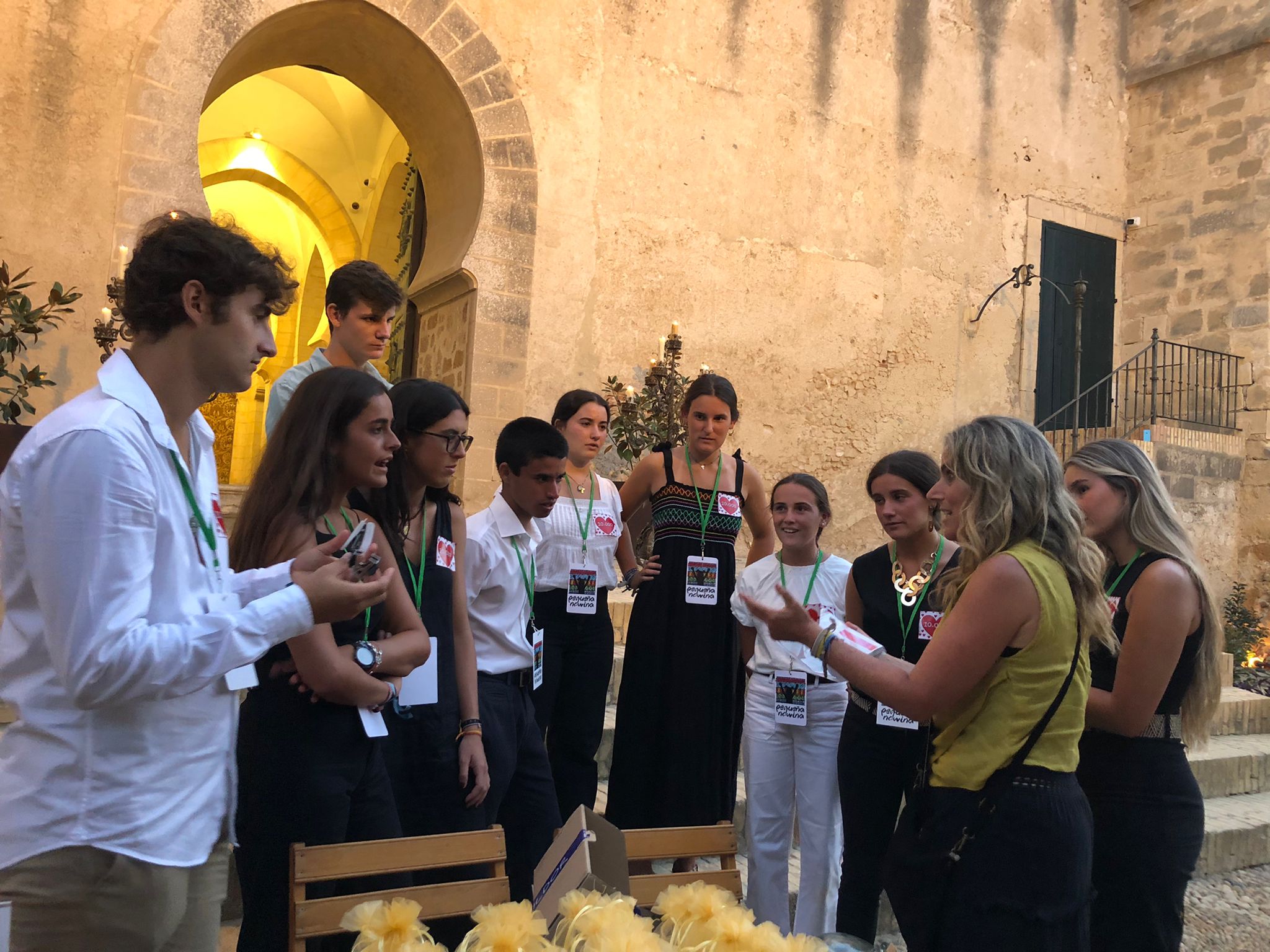 Cristina Martínez Caballero, Presidenta de la Ong, con los voluntarios