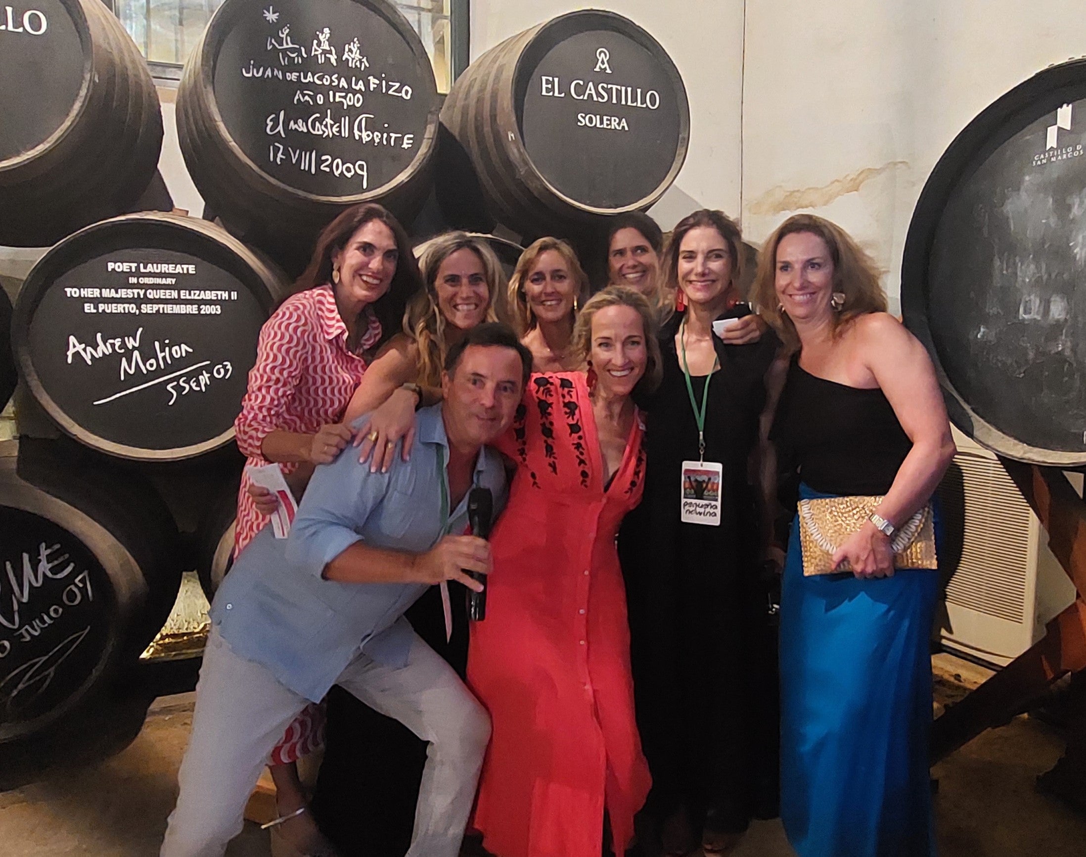 De Izquierda a derecha delante: El presentador Ricardo Araque, Cristina López de Carrizosa.    De izq a derecha detrás: La presentadora Oliva Andrada junto a Cristina Martínez Caballero, Valvanera López de Carrizosa, Patricia Dávila de Cossio, María José Rábago y Paloma Maldonado