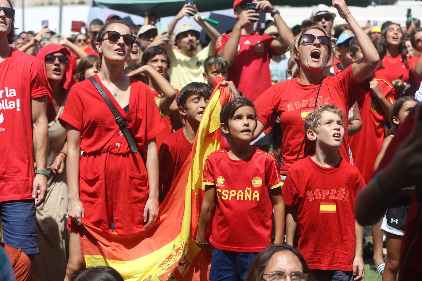 Fotos: Cádiz apoya a la Selección femenina en la &#039;Fan Zone&#039;